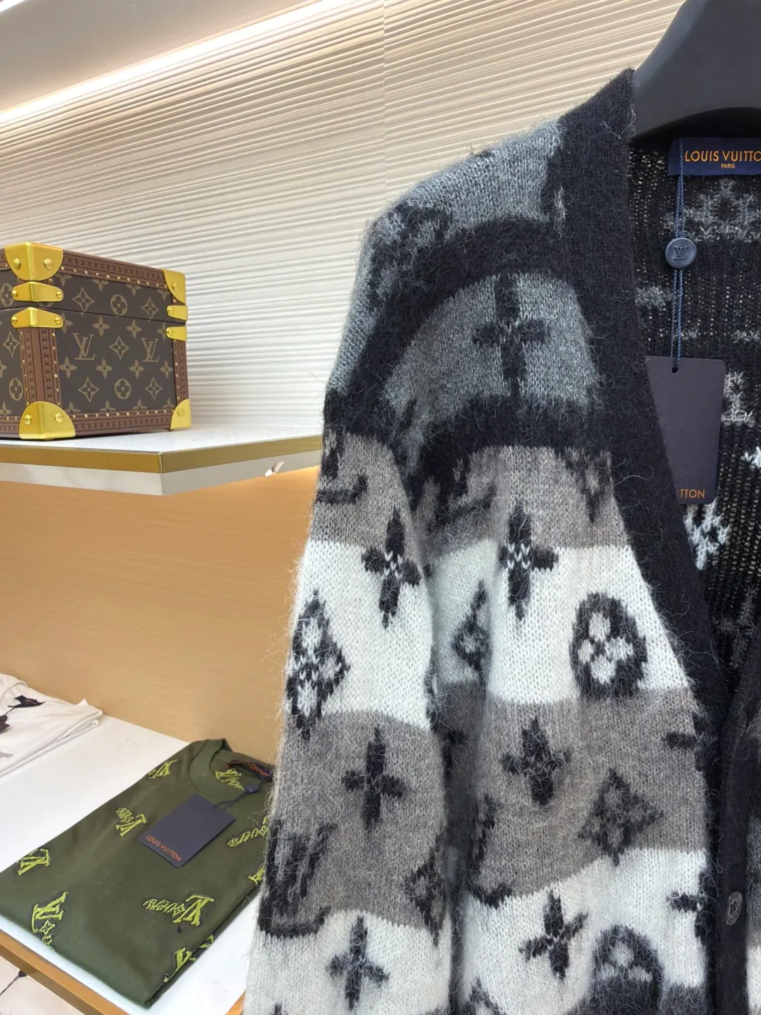 LOUIS VUITTON gradient mohair cardigan ●Original version: Purchased and developed by 15989 ●Item number: 1680803-C75 ●Fabric: mohair fabric ●Technology: knitting ●Version: loose fit ●Weight: about 685 grams ●Size: XS-S-M-L ●Description: Custom-woven mohair 67% + nylon 28% + sheep wool 5% yarn, purchased rich and finely ground mohair, imported Stoll weaving, full body alignment and stripe stitching, with black and white gray tones to highlight the full Monogram For the pattern, the mohair has been washed and naturally milled. After the shirt is woven, you need to manually remove the dotted lines that hang the hair, draw the knots and sew them. After sewing, wash and iron them to shape, then remove the clamps and catch the hair, wash it after catching it, and finally catch the hair again to achieve the same wool feel and effect as ZP. The process is very complicated. The overall wiring is straight and delicate, the fabric is comfortable and soft, and the color is consistent without color difference. It can be matched with the same style to create a fashionable look and control various occasions. Customized accessories, complete with three standards, same style for men and women!